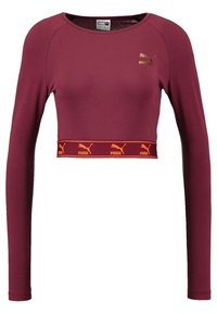Bordeauxrotes langärmeliges Crop-Top mit rundem Ausschnitt, ausgestattet mit einem kontrastierenden orangen elastischen Bund mit Puma-Logo und Tiergrafik.