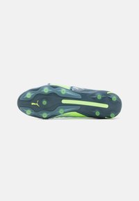 Sole di scarpa da corsa elegante, con un design blu scuro e verde neon. Texturizzata con tasselli in gomma per una buona aderenza e un logo ben visibile.