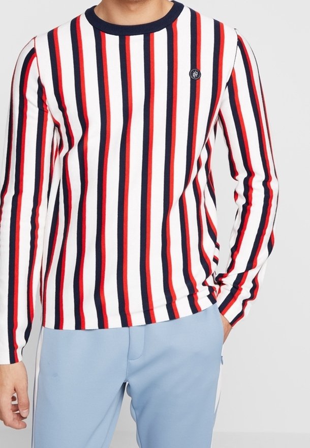 Gestreifter langärmeliger Pullover in Weiß, Rot und Marineblau, mit horizontalen Streifen, geripptem Material und Rundhalsausschnitt mit Logodetail.