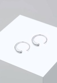 Hõbedased rõngakõrvarõngad sujuva, ümarapoolse disainiga. Igal kõrvarõngal on peene kitseneva otsa ja poleeritud viimistlus.