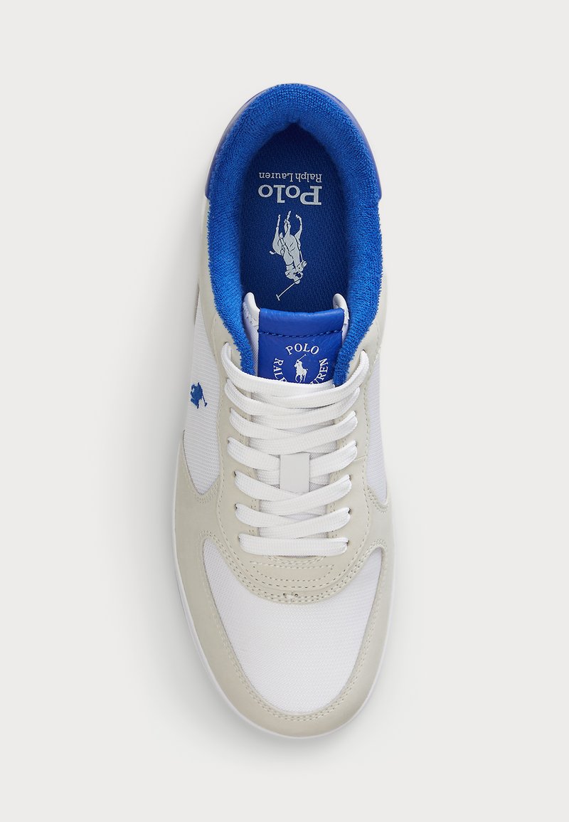 Weiße und beige Sneaker mit blauen Akzenten, ausgestattet mit einem Mesh-Obermaterial, glatten Lederüberzügen und einem markierten Zungenetikett. Standard Schnürdesign.