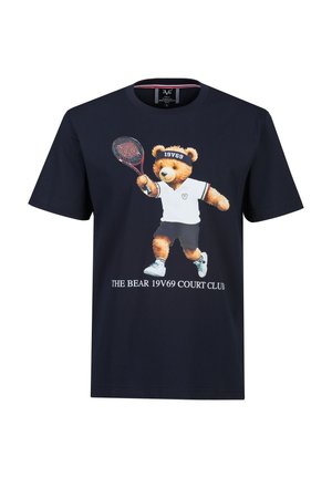 Marineblauw T-shirt met een teddybeer die tennis-kleding en een hoofdband draagt, een tennisracket vasthoudt, met de tekst "THE BEAR 19V69 COURT CLUB".