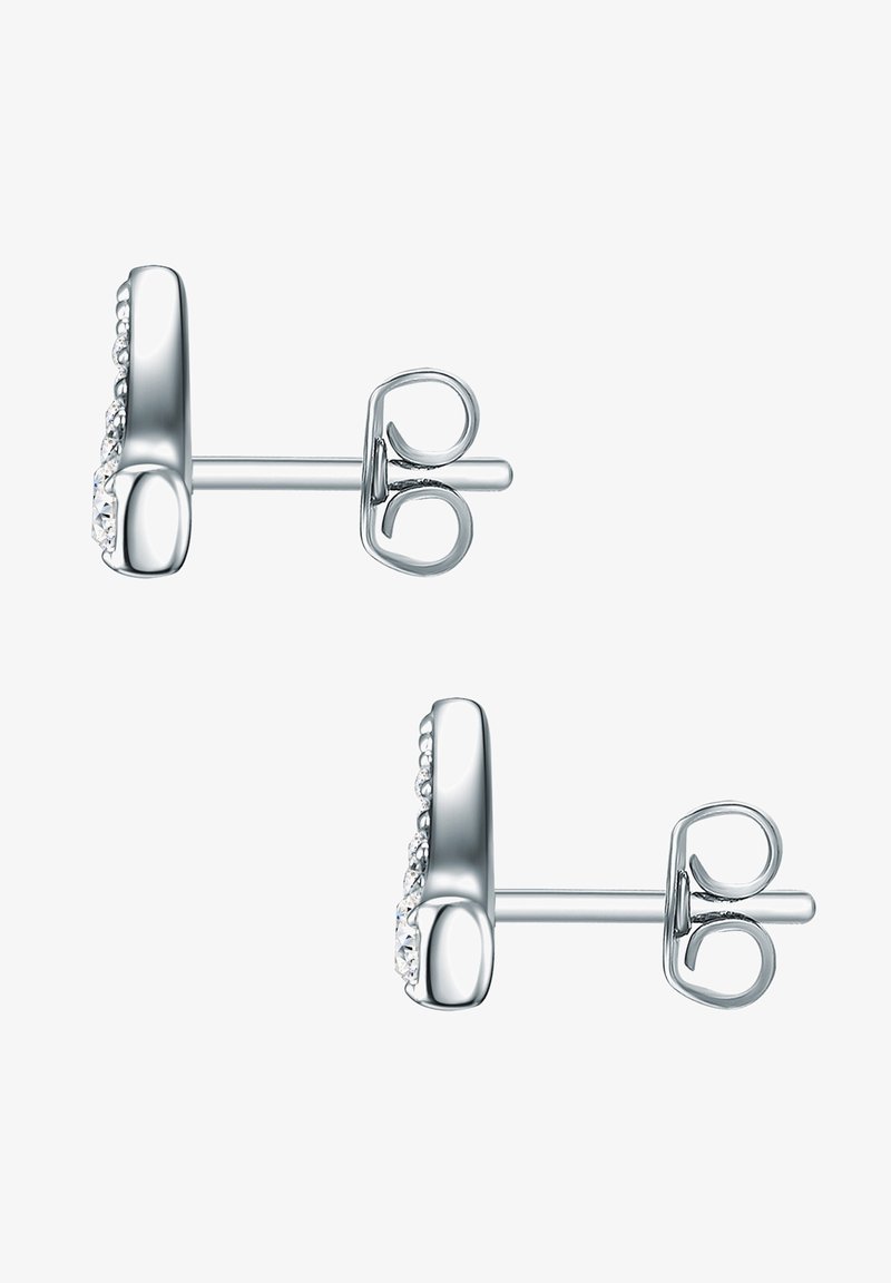 Silverfärgade studörhängen med en slät, rundad design, som har små klara stenar längs ena sidan och en stift med fjärilsspärr.