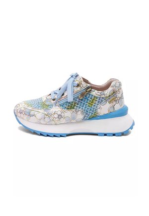 Biało-niebieskie damskie sneakersy z wzorami kwiatowymi i lampartowymi, jasnoniebieskimi sznurowadłami, zamkiem po boku oraz grubą białą podeszwą z niebieskim bieżnikiem.