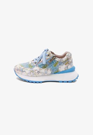 Biało-niebieskie damskie sneakersy z wzorami kwiatowymi i lampartowymi, jasnoniebieskimi sznurowadłami, zamkiem po boku oraz grubą białą podeszwą z niebieskim bieżnikiem.
