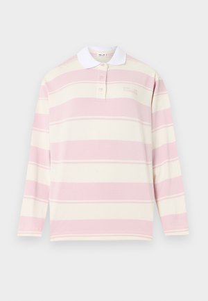 Camiseta de rugby de manga larga con anchas rayas horizontales rosa y blancas, cuello blanco, tapeta con botones y pequeño logo en el pecho.