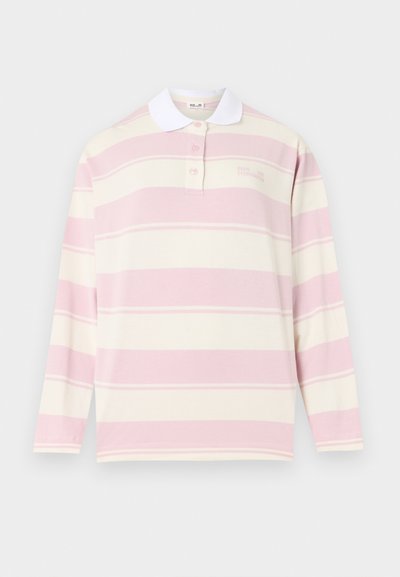 Μπλούζα ράγκμπι με μακριά μανίκια, φαρδιές οριζόντιες ροζ και λευκές ρίγες, λευκό γιακά, πατιλέτα με κουμπιά και μικρό λογότυπο στο στήθος.