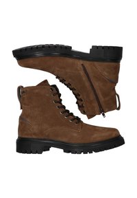Botas de tobillo de ante marrón con una superficie texturizada, cordones en la parte delantera, detalle de cremallera y una suela de goma negra gruesa con un patrón acanalado.