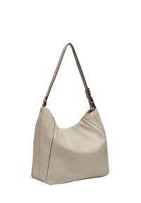 Beżowa skórzana torba na ramię o zakrzywionym designie, z jedną regulowaną rączką, wyraźnym przeszyciem i subtelnymi akcentami na bocznych panelach.
