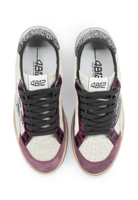Sneaker alte con tomaia in pelle crema e accenti in vernice bordeaux, lacci grigi, punta in suede viola testurizzato e dettagli luccicanti sul tallone.