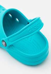 Crocs CLASSIC UNISEX - Mulas - digital aqua