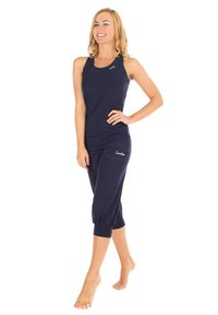 Set composto da canottiera blu navy e pantaloni cropped, realizzato in tessuto morbido, presenta una forma aderente e un logo decorativo sulla parte superiore e sulla tasca.
