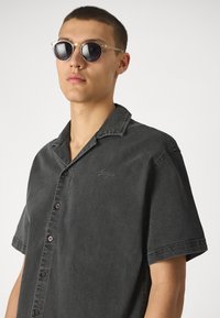 Denim Project LOOSE FIT SHORT SLEEVE DENIM  - Ing - gray wash