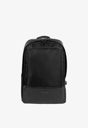 Schwarzer Cerruti 1881 Rucksack mit mehreren Reißverschlussfächern und einer glatten Bodenplatte, entworfen für den täglichen Gebrauch.