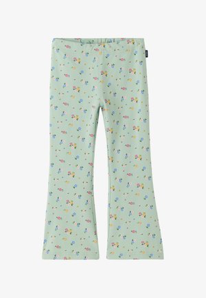 Lysegrønne børneleggings med svaj i benene og små farverige blomsterprint, der dækker hele stoffet.