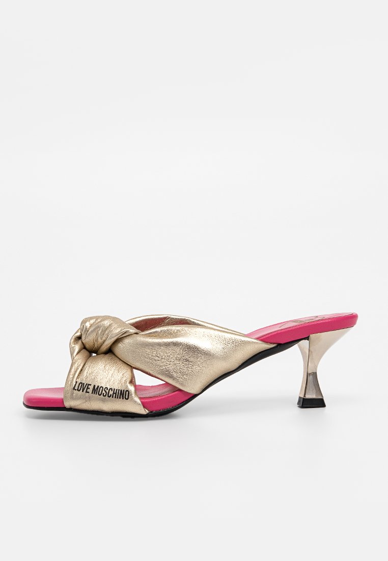 Goldene offene Zehensandalen mit geknotetem Riemen, rosa Innensohle und metallisch ausgestelltem Absatz, mit "Love Moschino" auf dem vorderen Riemen.