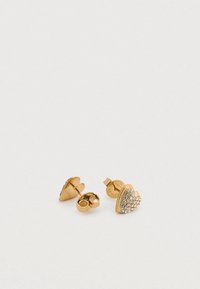 Χρυσά καρδιόσχημα σκουλαρίκια με λείο φινίρισμα, που διαθέτουν μια συστάδα καθαρών κρυστάλλων στο μπροστινό μέρος και μινιμαλιστικό σχεδιασμό.