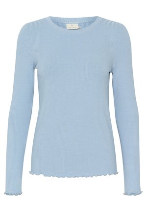 Haut long bleu clair à manches longues, avec un col rond et un ourlet à volants. Présente une silhouette ajustée et un tissu texturé.