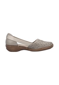 Chaussure slip-on gris clair avec un motif perforé à l'avant, un dos lisse et une semelle en cuir brown rembourrée. Design minimaliste avec un léger talon.