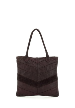 Borsa tote in pelle marrone scuro con motivo cucito a spina di pesce e due manici lunghi per portare a spalla.