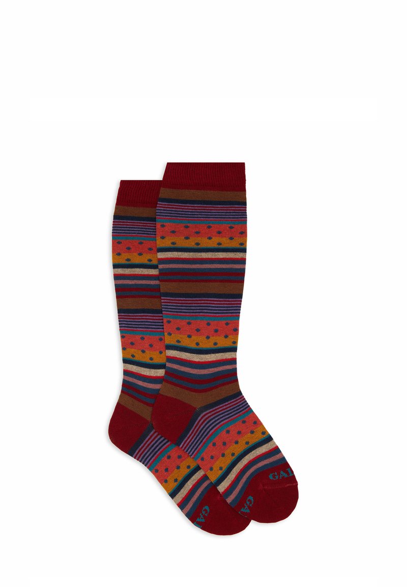 Calze al ginocchio con motivi a righe rosse, marroni e multicolore. Presentano pois e una finitura testurizzata. Orlo a coste con logo.
