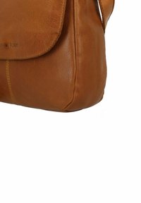 Borsa a spalla in pelle marrone con chiusura a pattina, caratterizzata da una superficie liscia, cuciture in vista e una leggera lucentezza.