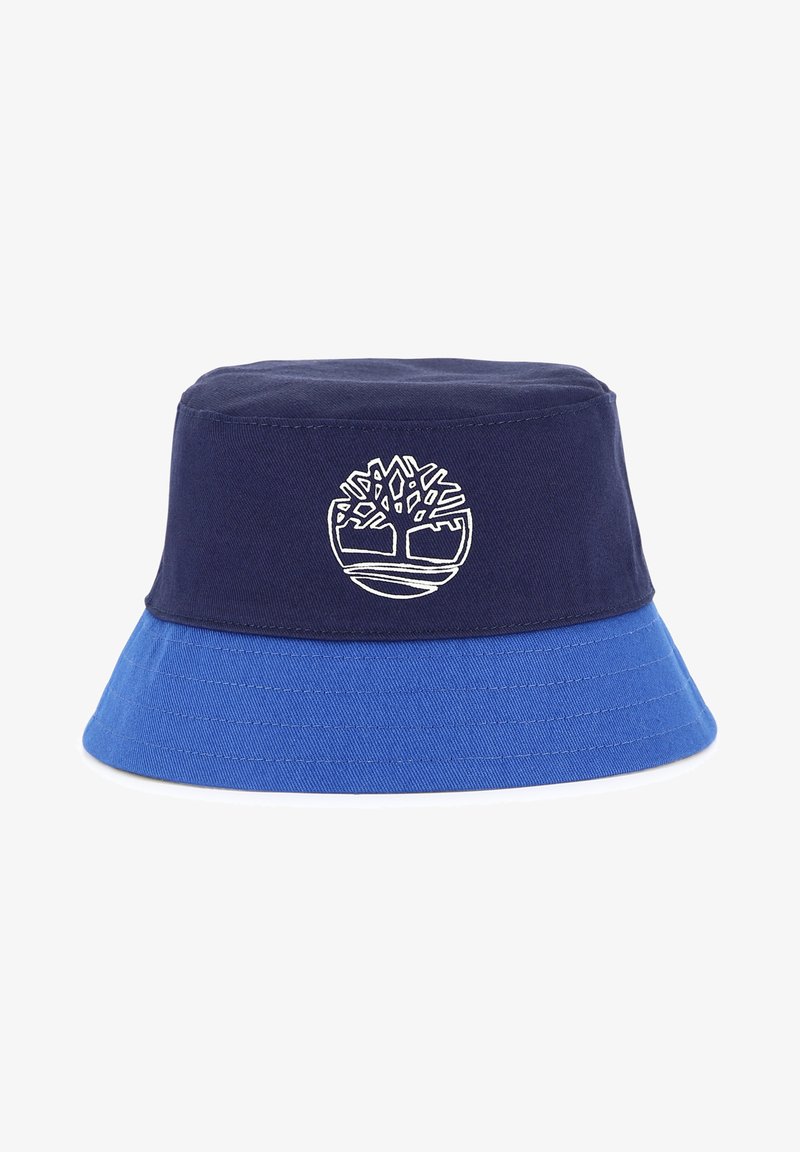 Cappello a secchiello blu navy in cotone, con un logo ad albero ricamato in bianco sulla parte frontale e una visiera larga cucita.