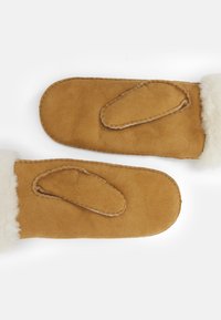 Muffole di pelle marrone con un morbido polsino in shearling bianco. Il design presenta una forma arrotondata e dettagli cuciti sulla superficie.