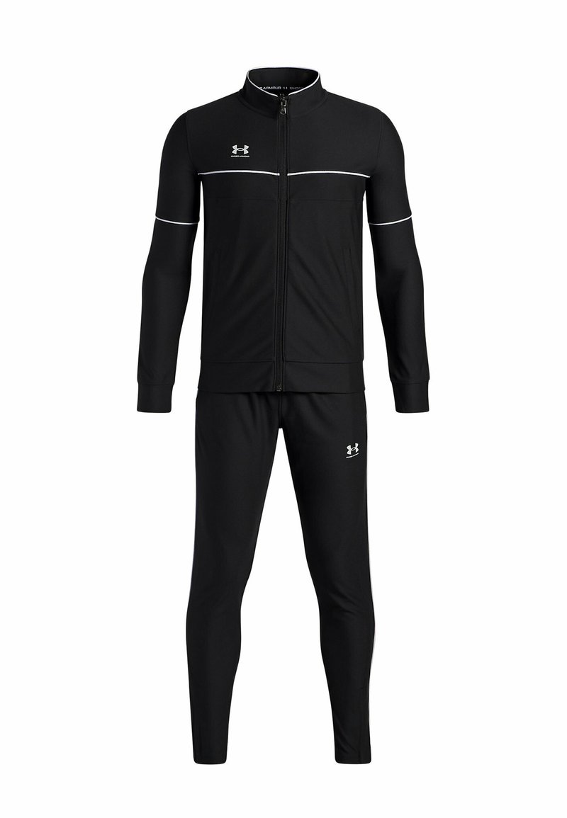 Čierny tréningový komplet Under Armour s úplne zipsovou bundou, bielymi pásikmi na rukávoch a hrudi a zodpovedajúcimi zúženými nohavicami s logom na stehne.
