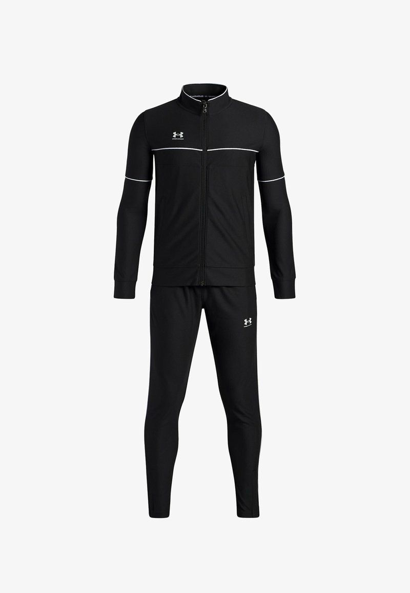 Musta Under Armour -urheiluasu, jossa on täysipitkä vetoketjullinen takki, valkoiset yksityiskohdat hihoissa ja rinnassa, sekä vastaavat kapeat housut, joissa on logo reidessä.