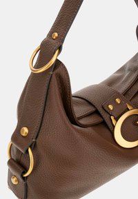 Borsa a mano in pelle marrone con una finitura texturizzata, dotata di dettagli in metallo dorato, un accento circolare e cuciture rinforzate.