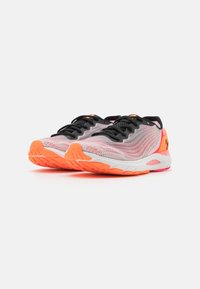 Des chaussures de course légères présentent une tige en mesh rose et noire, des accents de semelle orange et un design flexible pour un confort amélioré.