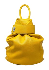 Borsa a tracolla in pelle gialla con un design strutturato, caratterizzata da una base arrotondata, corpo arricciato e una larga tracolla con un gancio in argento.