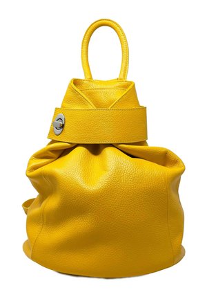 Borsa a tracolla in pelle gialla con un design strutturato, caratterizzata da una base arrotondata, corpo arricciato e una larga tracolla con un gancio in argento.