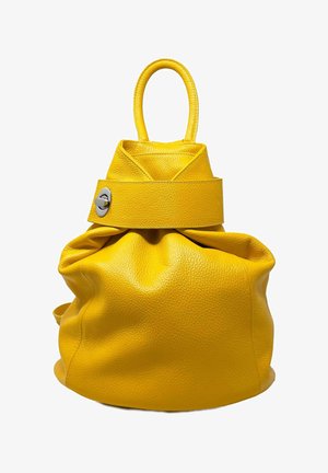 Borsa a tracolla in pelle gialla con un design strutturato, caratterizzata da una base arrotondata, corpo arricciato e una larga tracolla con un gancio in argento.