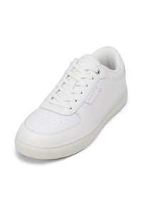 Weiße Sneakers aus glattem Leder mit runder Zehenpartie, dekorativen Perforationen, flachen Schnürsenkeln und einer strukturierten Gummisohle. Dezente Logodetails.