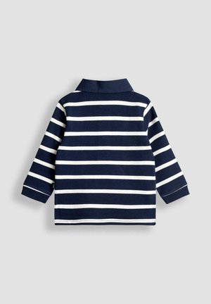 Tamsiai mėlynos ir baltos spalvos juostelėmis dryžuotas polo marškinėliai su ilgomis rankovėmis ir apykakle, pasižymintys minkšta tekstūra ir tiesiu apatiniiu kraštu. Visoje marškinėlių paviršiuje vyrauja horizontalių juostelių raštas.