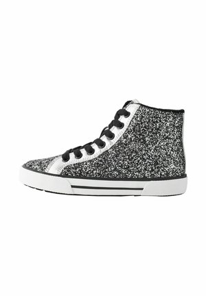 High-top sneaker med sort og sølv glimmer overdel, sorte snørebånd, hvid sål med sorte striber, isoleret på hvid baggrund.