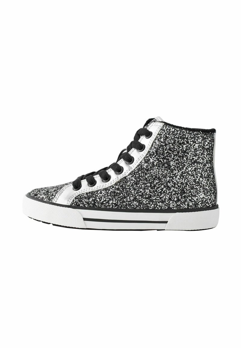 Baskets montantes avec dessus noir et argenté pailleté, lacets noirs, semelle blanche avec rayures noires, isolées sur fond blanc.