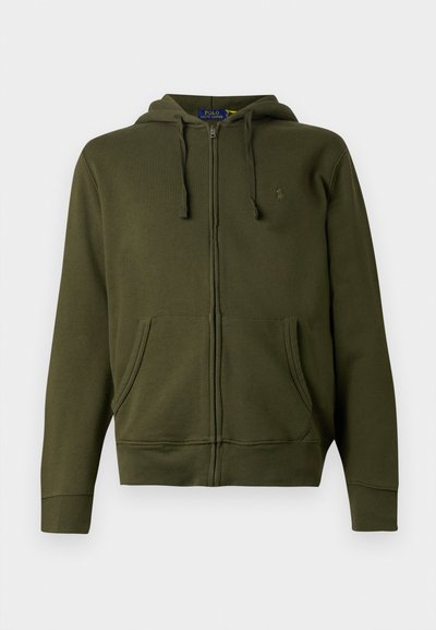 Sweatshirt verde-oliva com fecho, bolsos frontais, capuz com cordão e pequeno logotipo discreto no peito esquerdo.