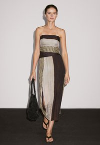Massimo Dutti STRAPLESS WITH GATHERED DETAIL - Freizeitkleid - brown