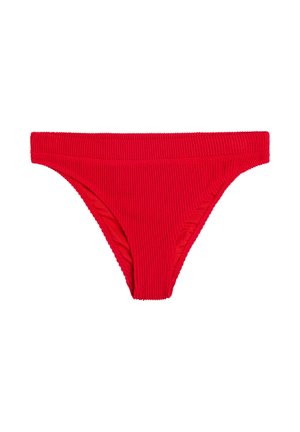Parte inferior de bikini rojo texturizado con estilo de corte alto y cintura ancha, mostrada sobre un fondo blanco.