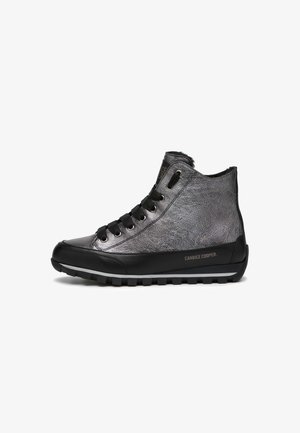 High-Top Sneaker in metallischem Grau mit schwarzer Sohle, schwarzen Schnürsenkeln und strukturiertem Lederdesign, mit der Aufschrift Candice Cooper an der Seite.