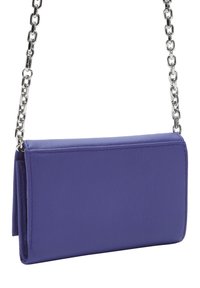Fioletowa skórzana kopertówka o gładkiej fakturze, z srebrnym łańcuszkiem na ramię i eleganckim, prostokątnym kształcie.