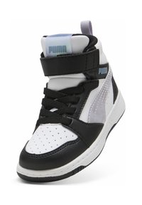 Černobílé vysoké tenisky s texturovanou kůží, suchým zipem, polstrovaným límcem a reflexní logem na hladkém povrchu.