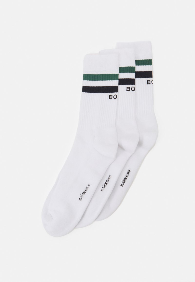 Weiße Crew-Socken im Dreierpack, mit grünen und schwarzen Horizontalstreifen am oberen Rand und schwarzem Text "BON." Aus strukturierter Baumwolle.