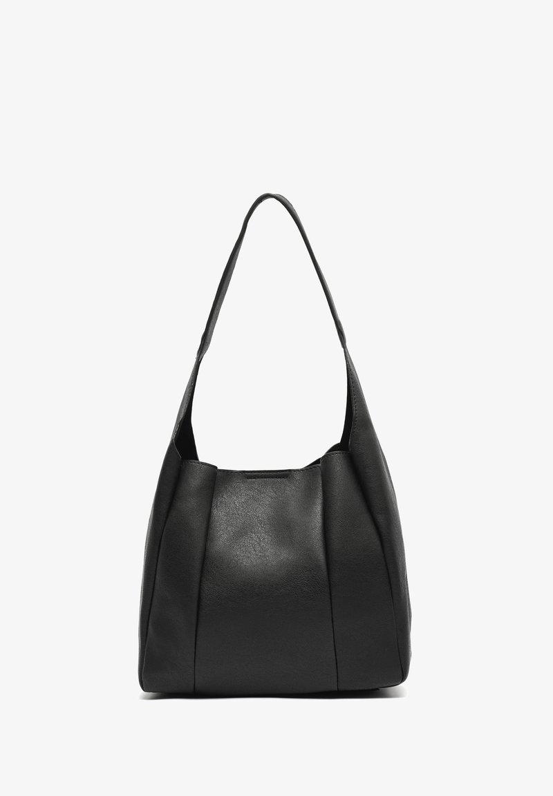 Čierna kožená kabelka s mäkkou textúrou, uvoľneným dizajnom a jedným ramenným popruhom. Má skladané strany a minimalistický vzhľad.