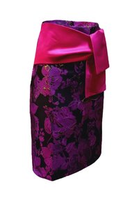Falda floral con una base negra y patrones florales en púrpura y dorado, acentuada con una cinturilla de satén rosa brillante y un detalle de lazo.