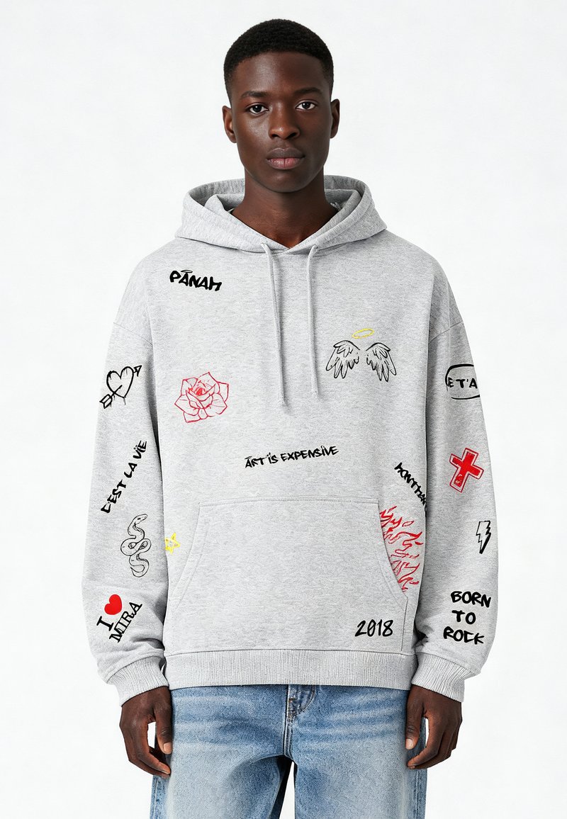 Felpa grigia in misto cotone. Presenta diverse grafiche ricamate tra cui rose, cuori e testo in nero e rosso. Tasca frontale.