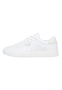 Sneakers atletici bianchi in pelle con una texture liscia, caratterizzati da dettagli perforati, punta tonda e suola piatta in gomma.